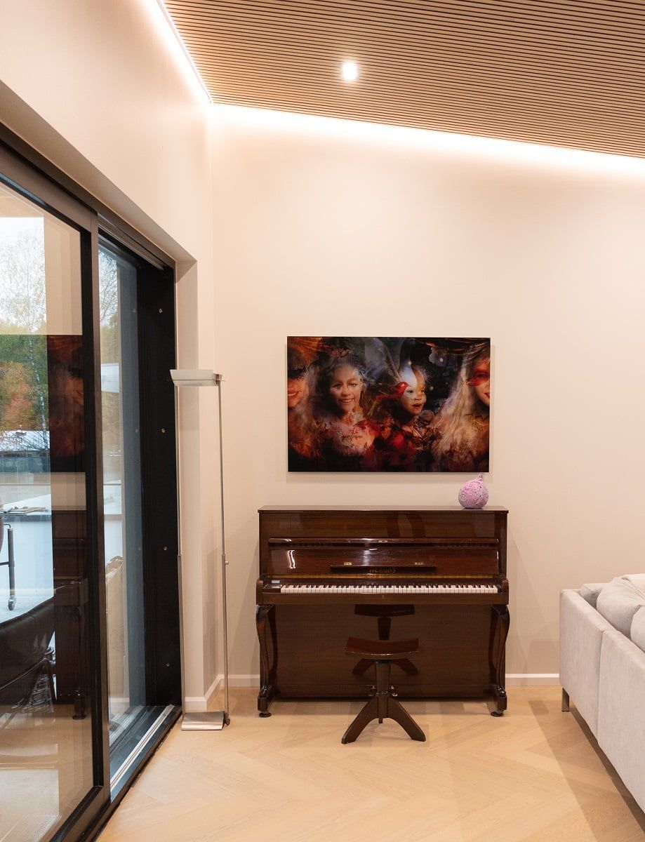 The Led strip wraps around an open space in a groove left in the ceiling trim, which beautifully expands the overall look of the space. © LedStore.fi